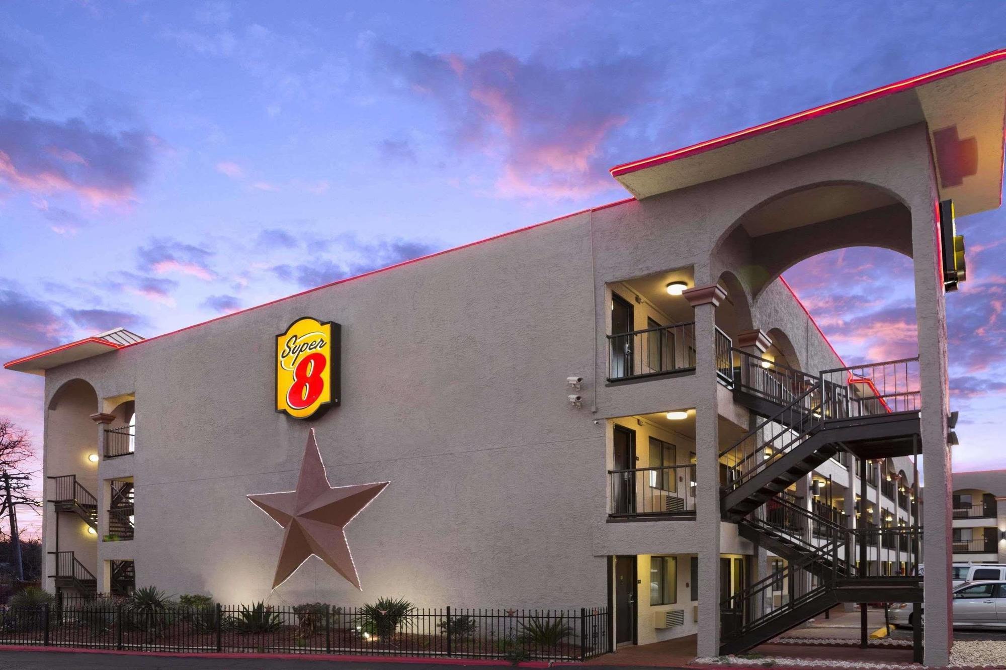 Super 8 By Wyndham University/downtown Area Austin