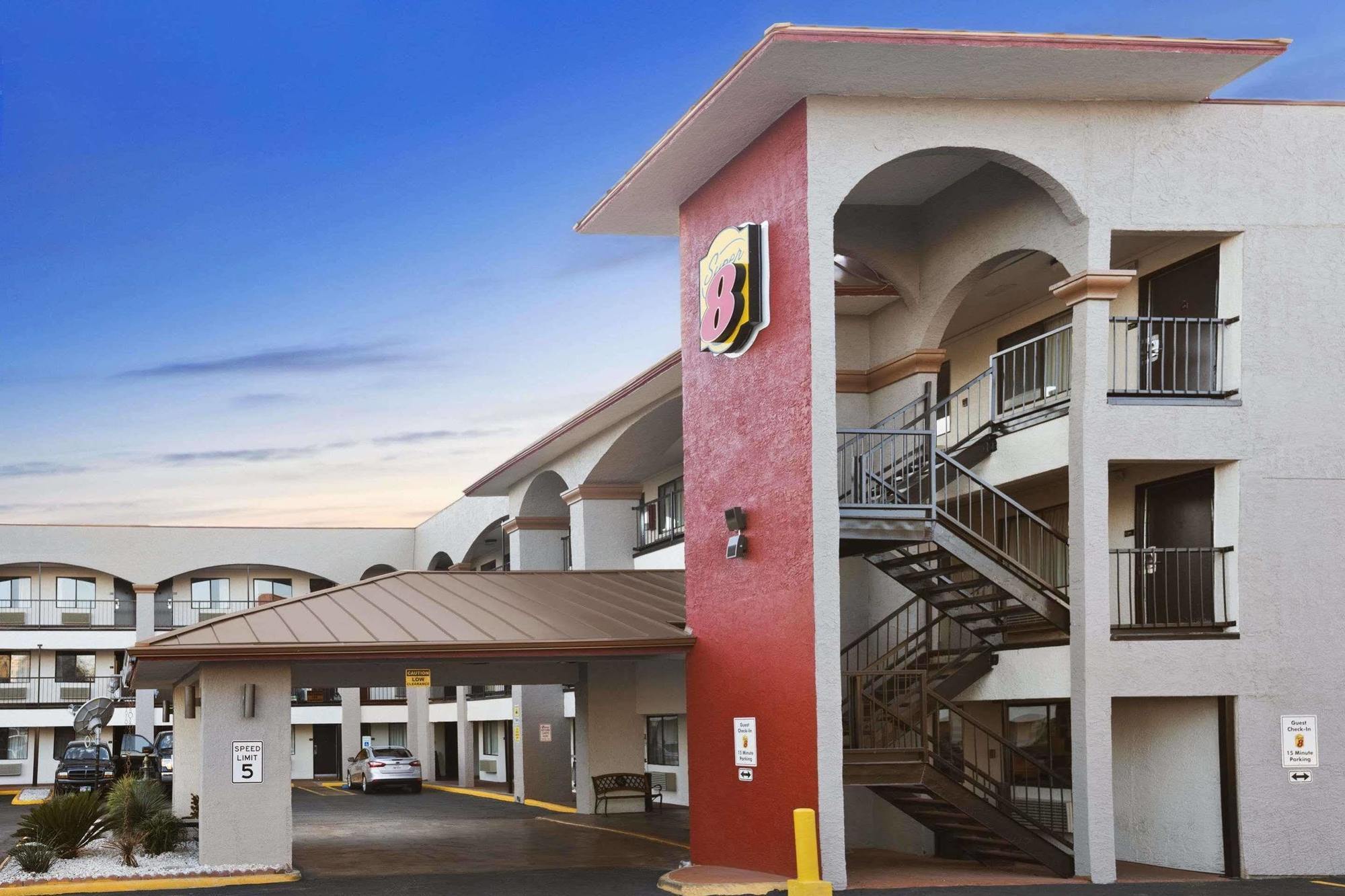 Super 8 By Wyndham University/downtown Area Motel