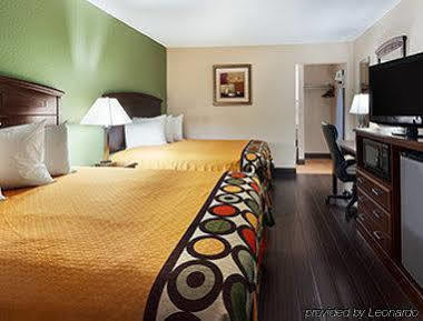 Super 8 By Wyndham University/downtown Area Motel 2*