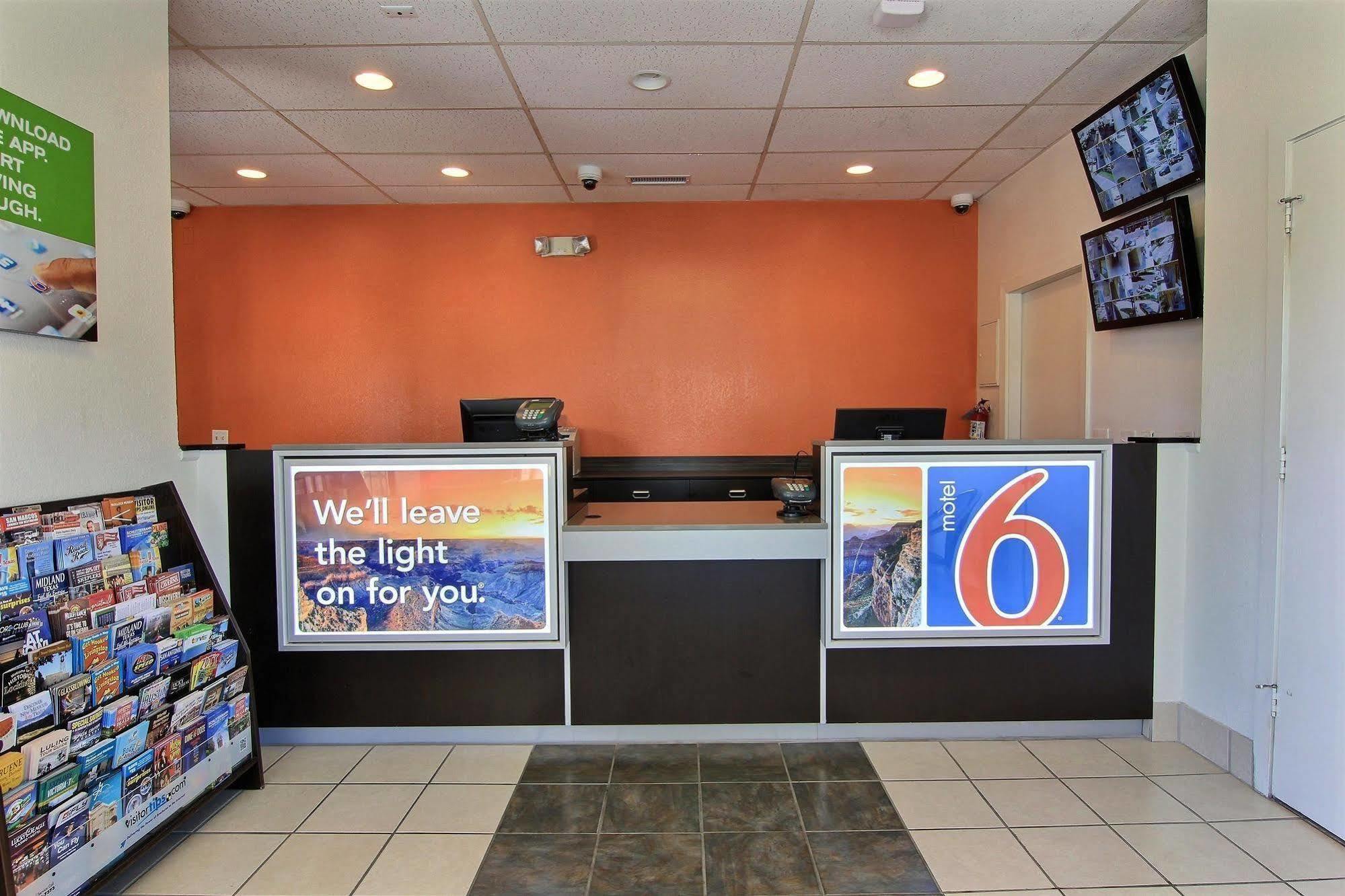 Hotel 6 Austin, Tx - Downtown Ut 3*