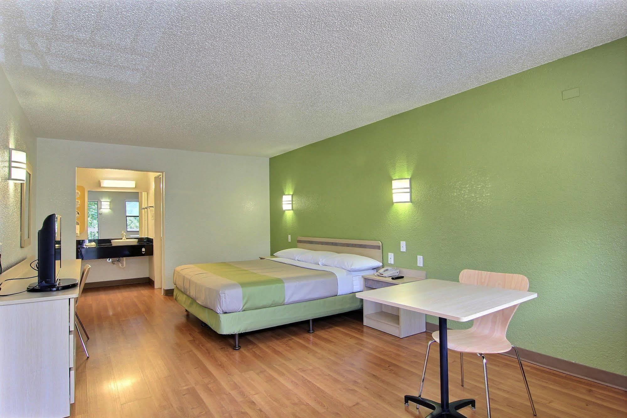 Hotel 6 Austin, Tx - Downtown Ut 3*