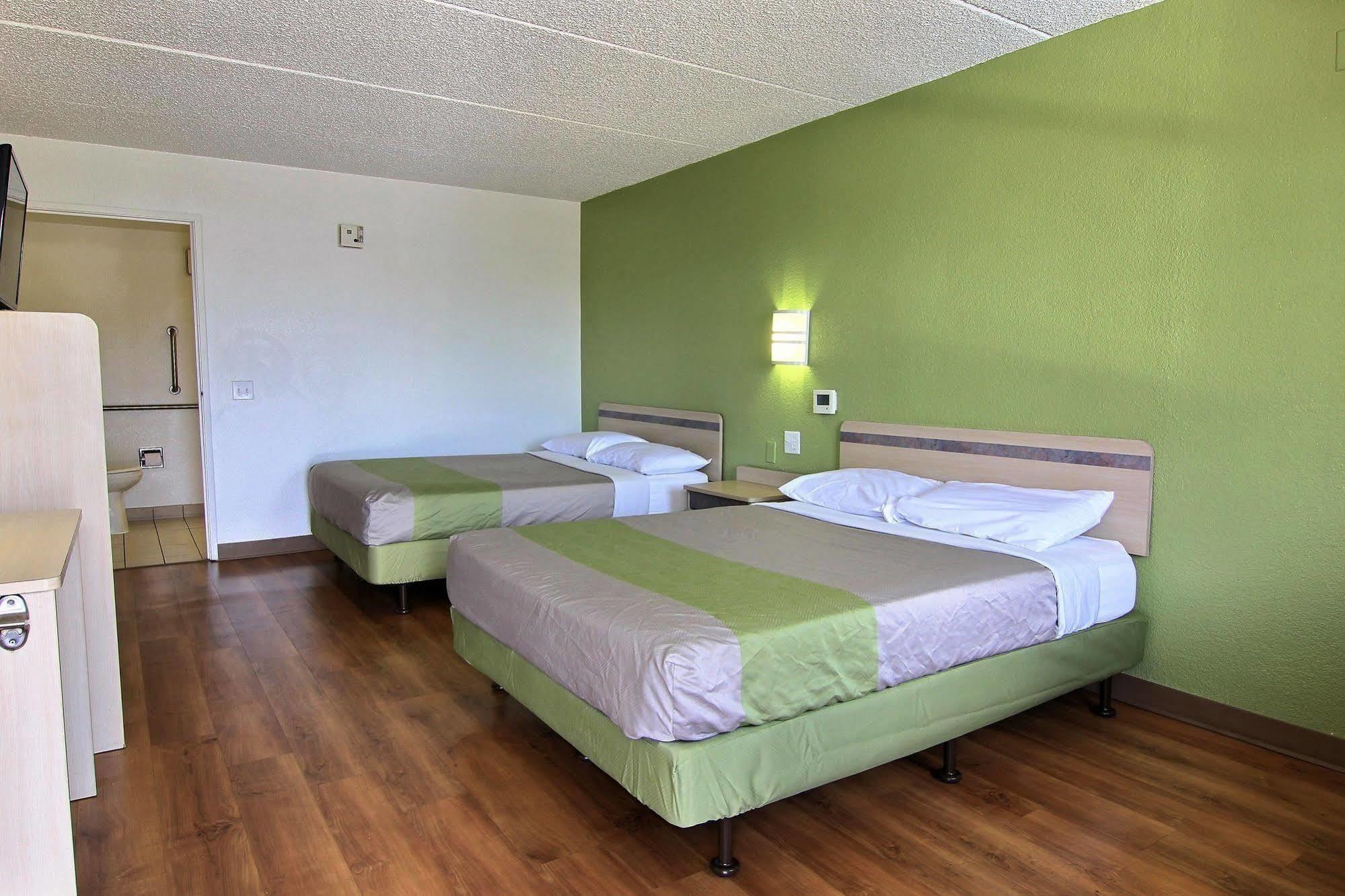 Hotel 6 Austin, Tx - Downtown Ut 3*