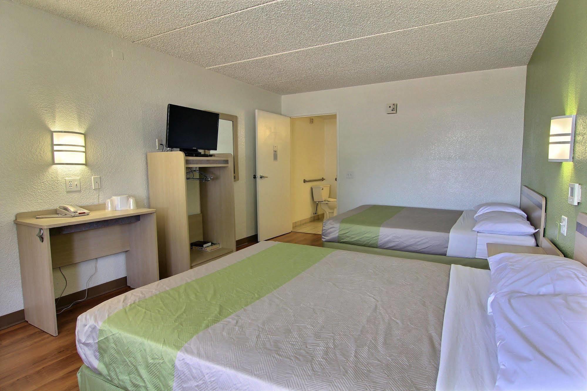Hotel 6 Austin, Tx - Downtown Ut 3*