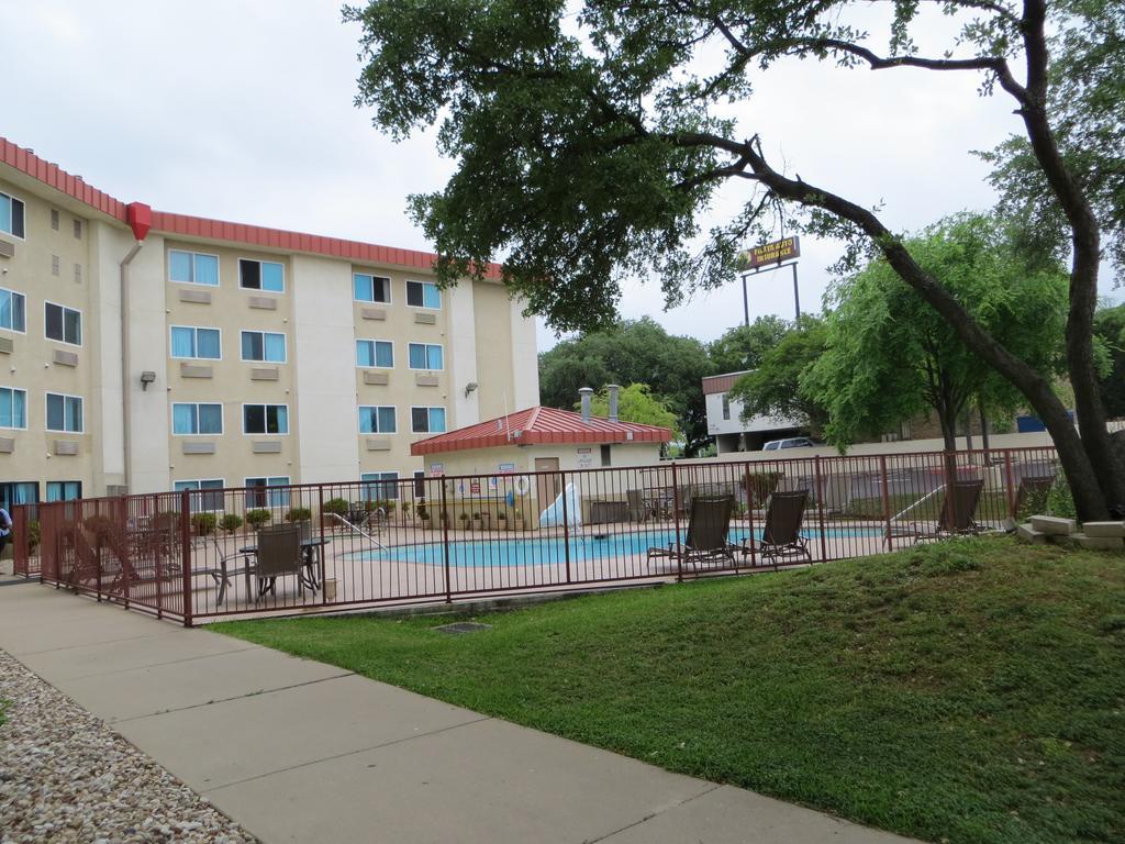 Hotel Super 8 By Wyndham North/university Area Austin