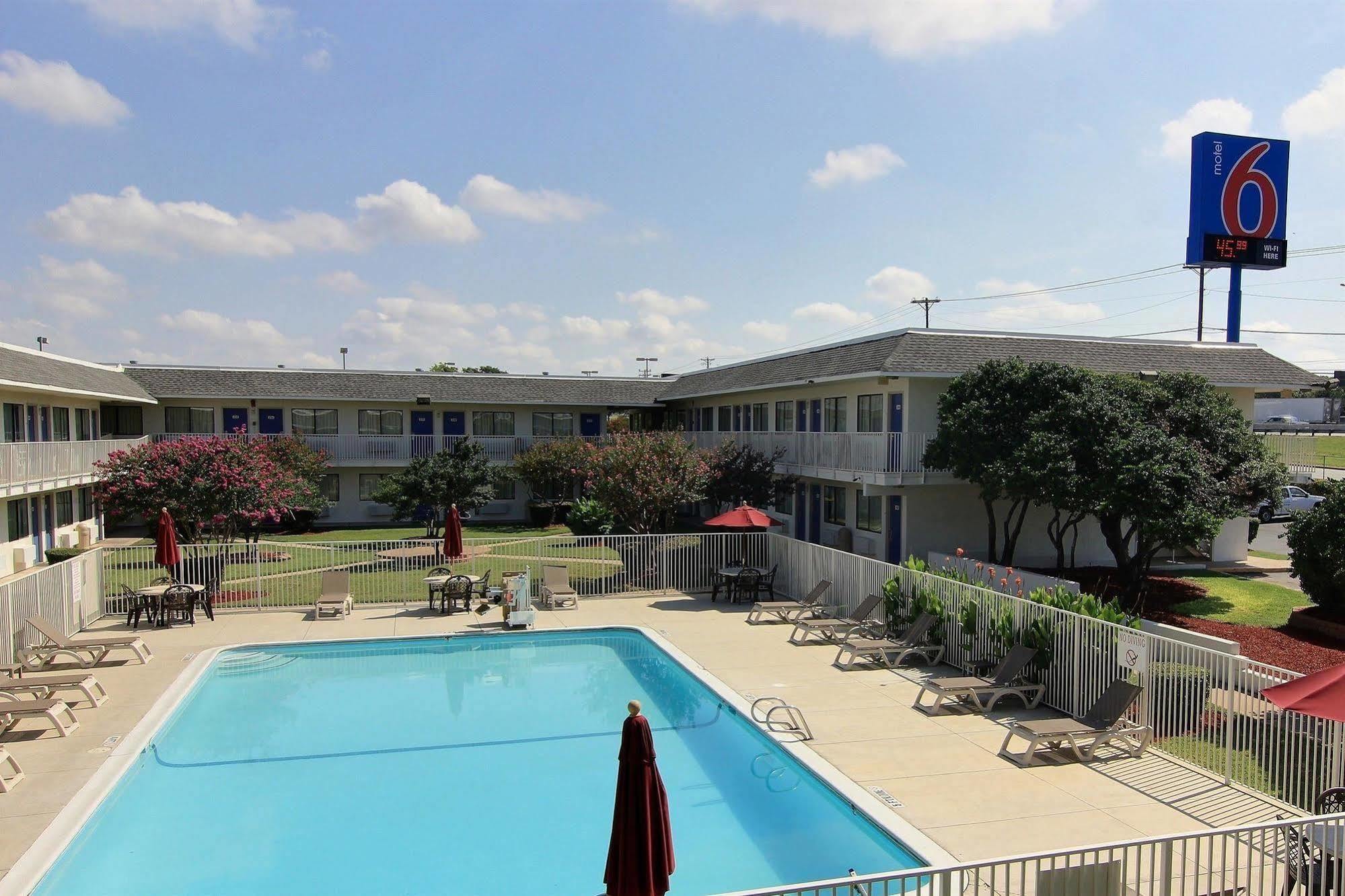Hotel 6-austin, Tx - North 2*