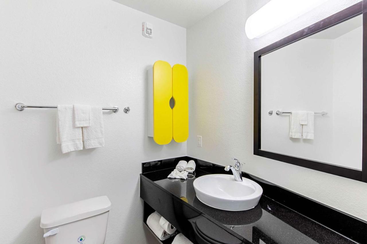 Hotel 6 Airport 4*
