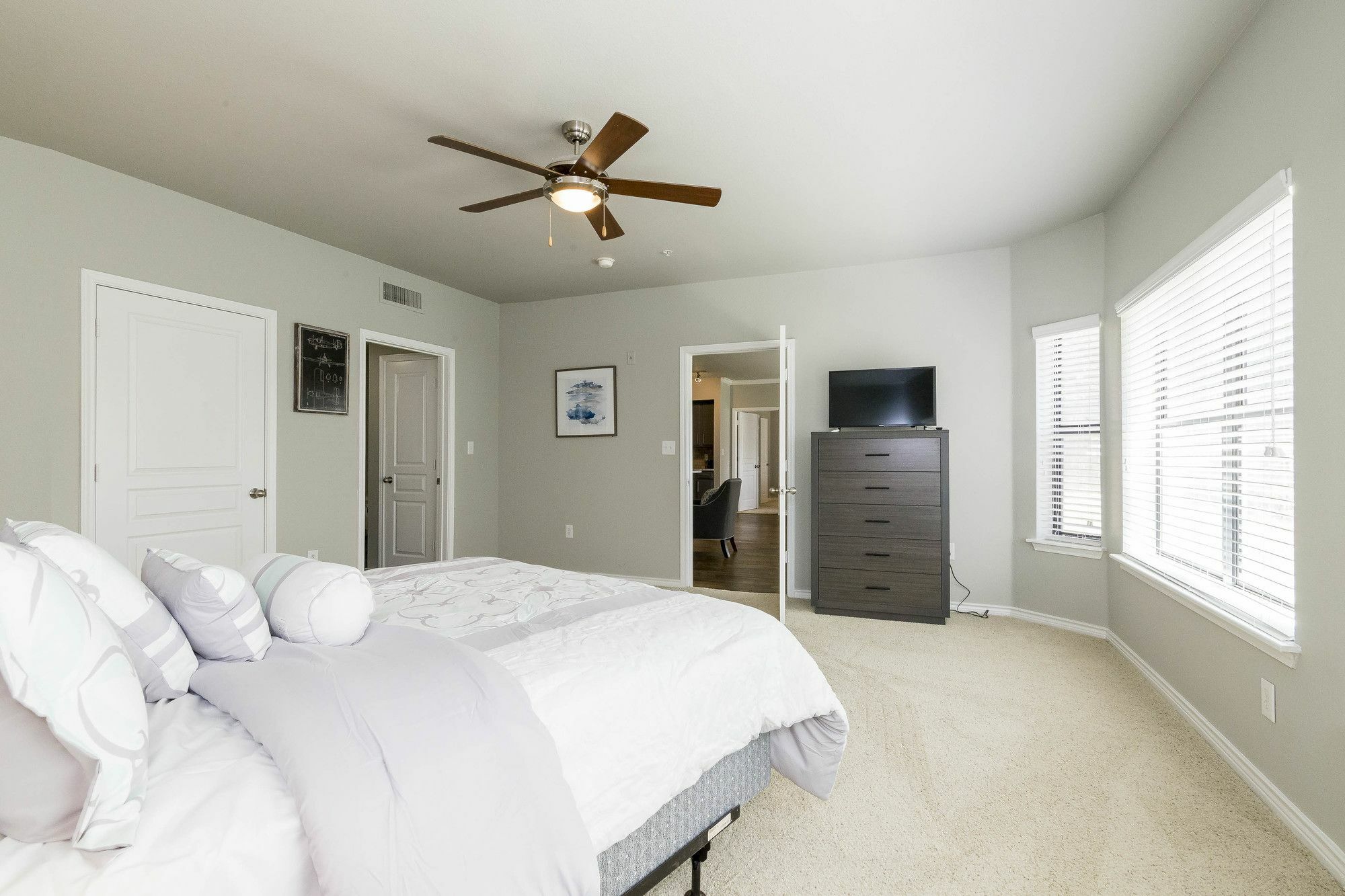 Downtown District By Yourent Apartment