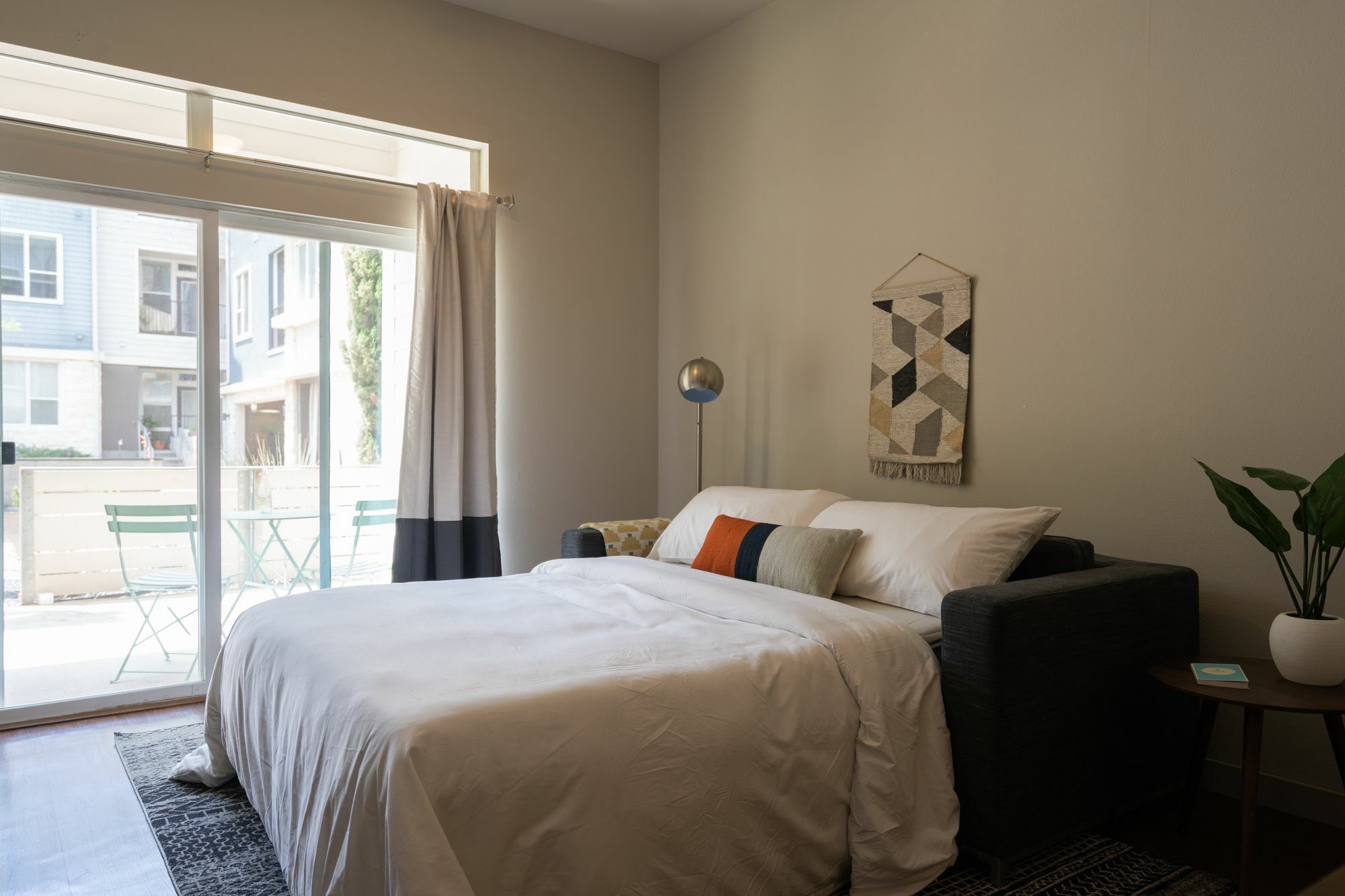 Locale Lakeshore Apartment