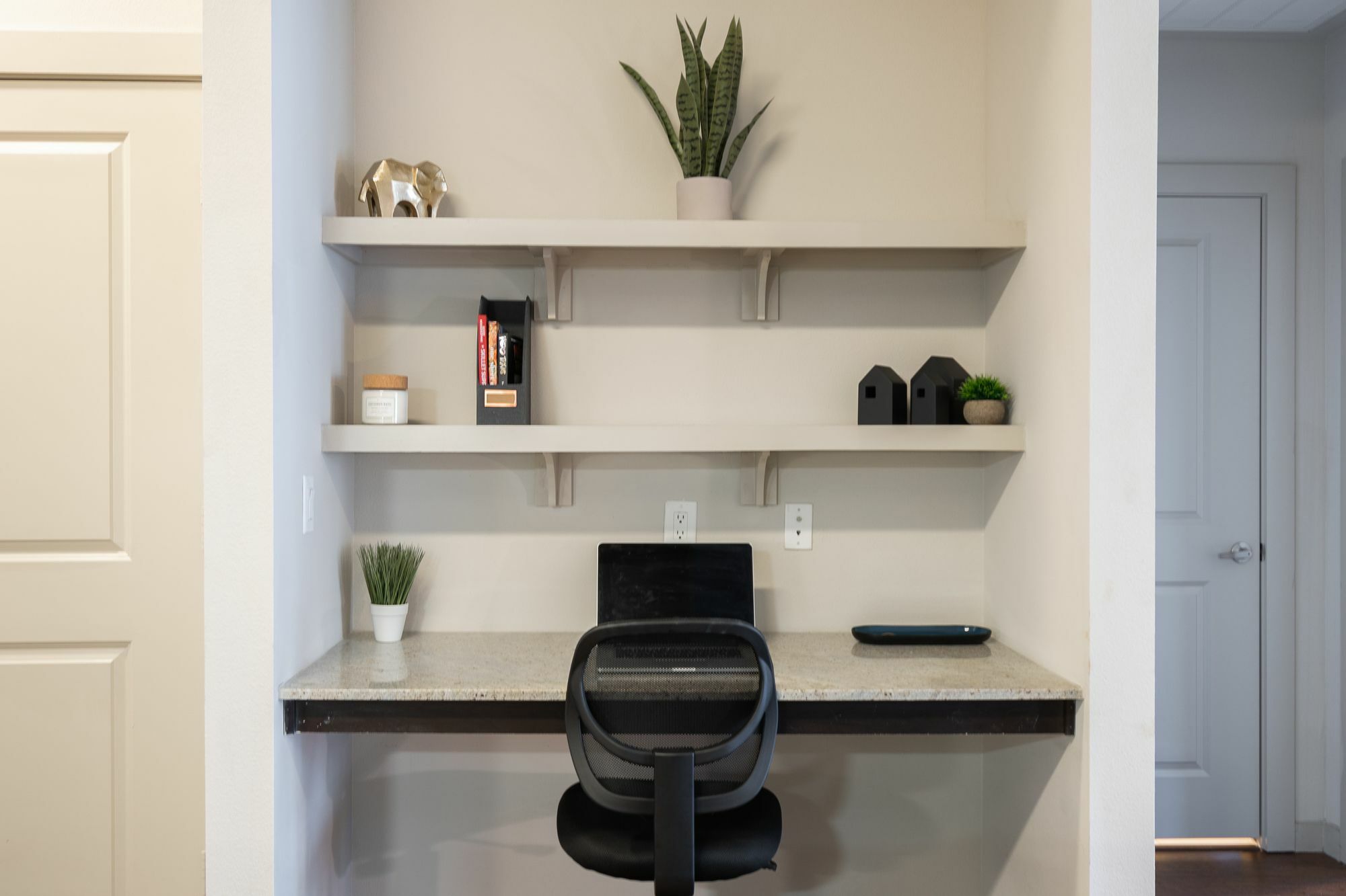 Locale Lakeshore Apartment