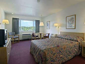 Hotel Super 8 By Wyndham North/university Area 2*