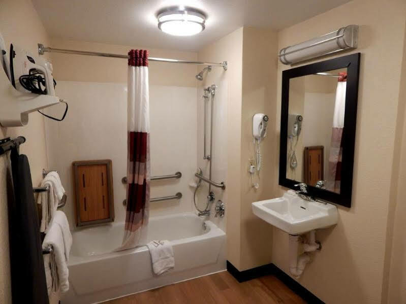 Red Roof Plus+ South Hotel 3*