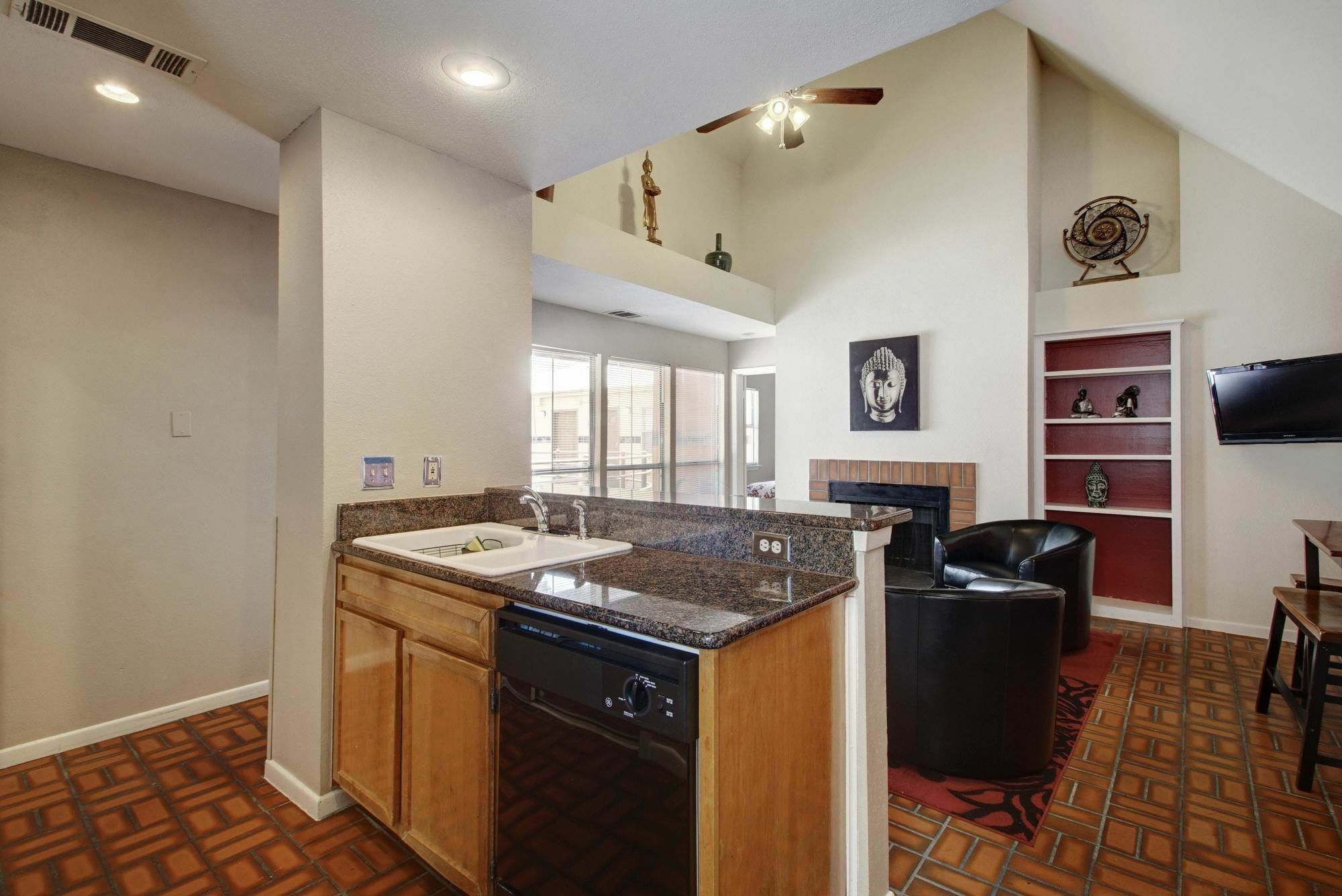 Austinstays 2 Bedroom Downtown *