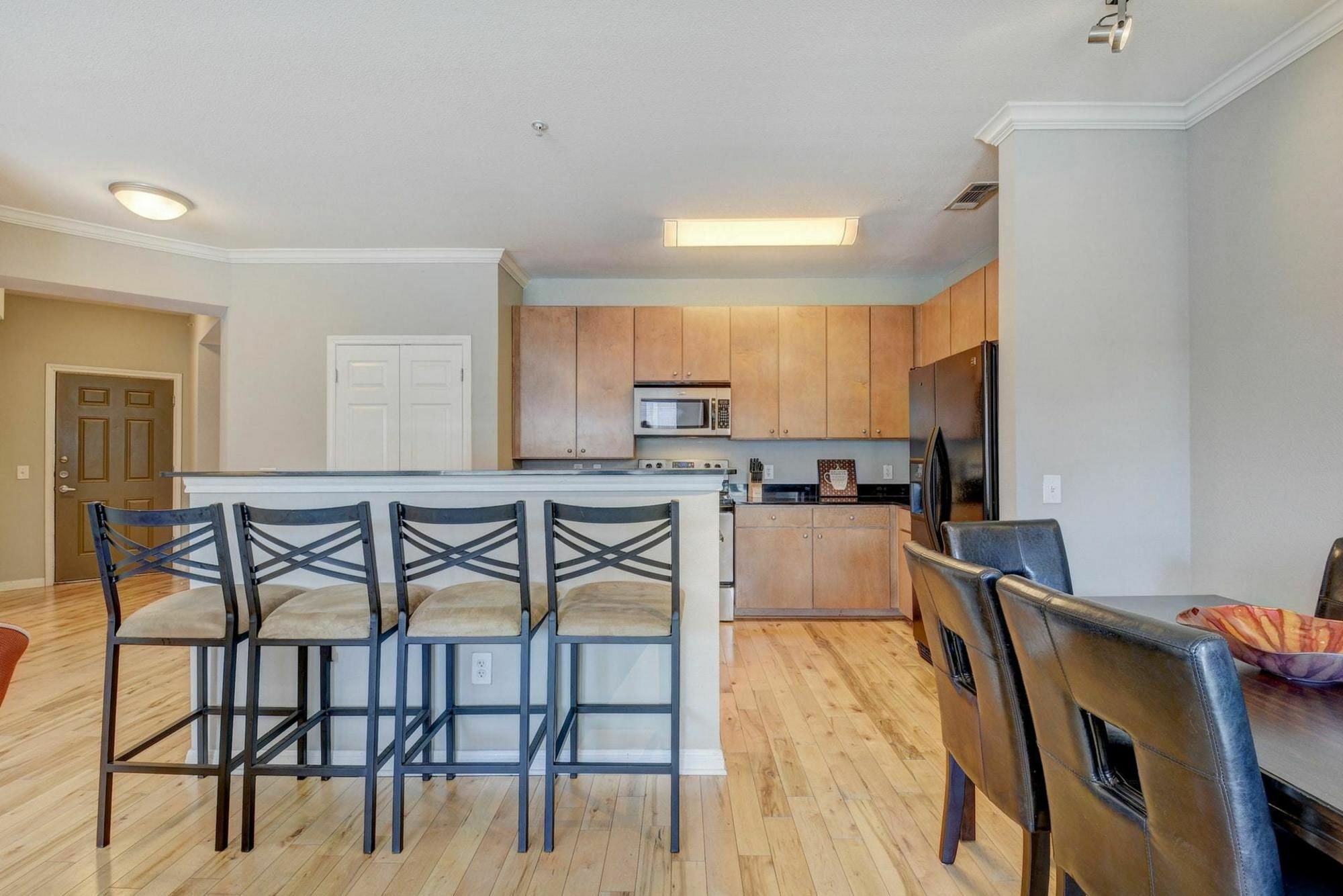 2502 Leon 4br Apartment *