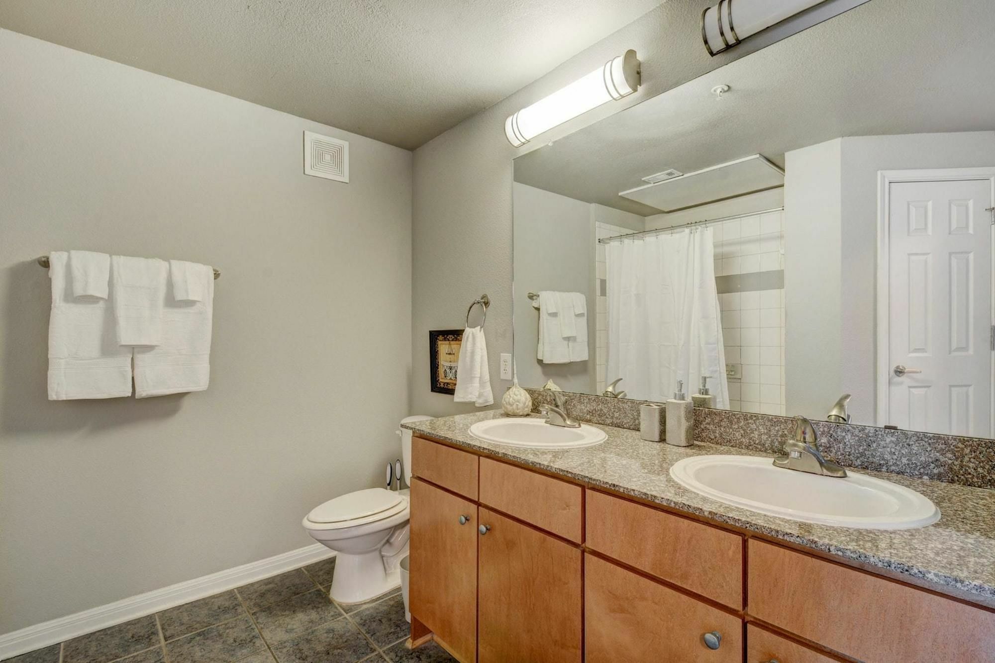 2502 Leon 4br *