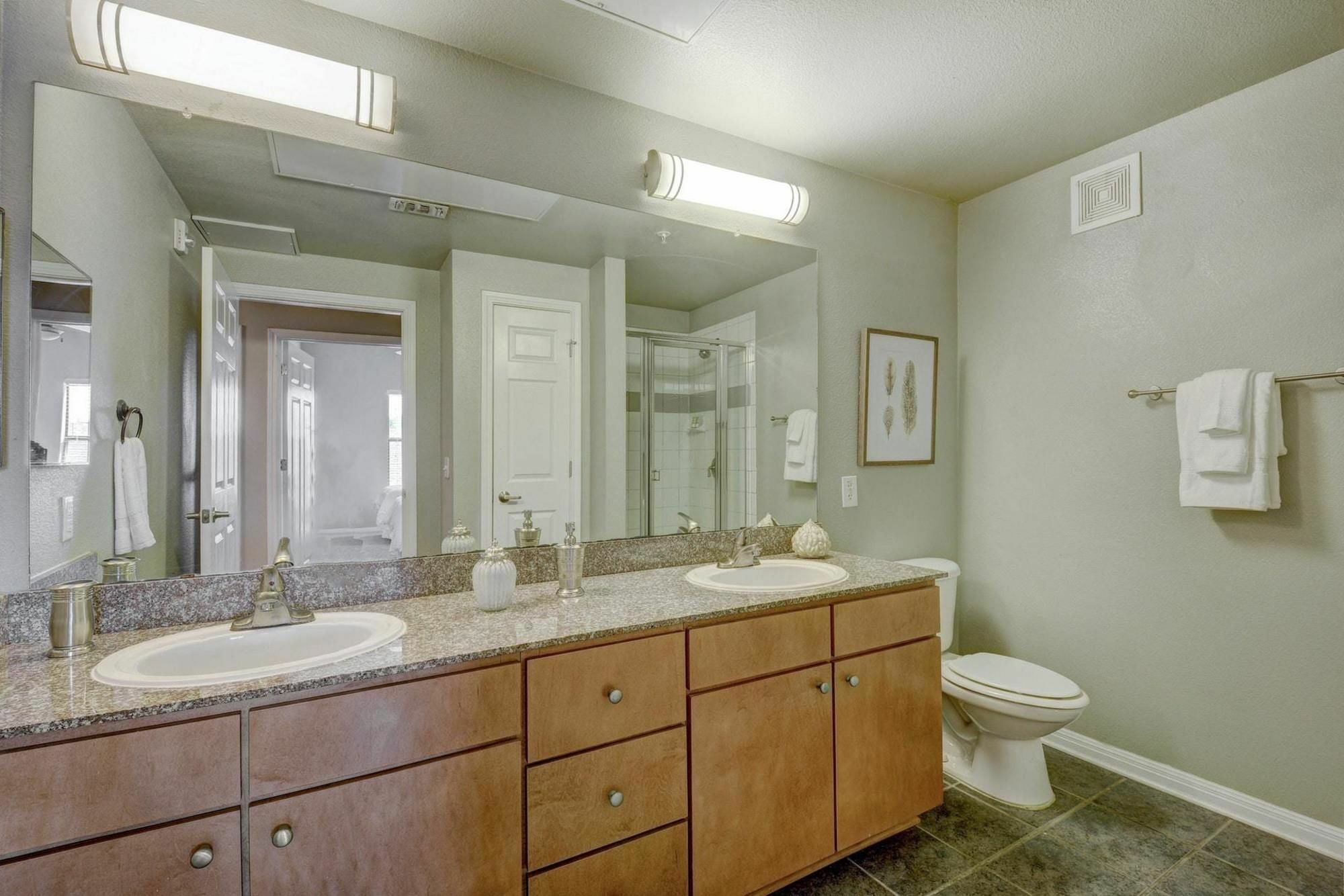 2502 Leon 4br Apartment