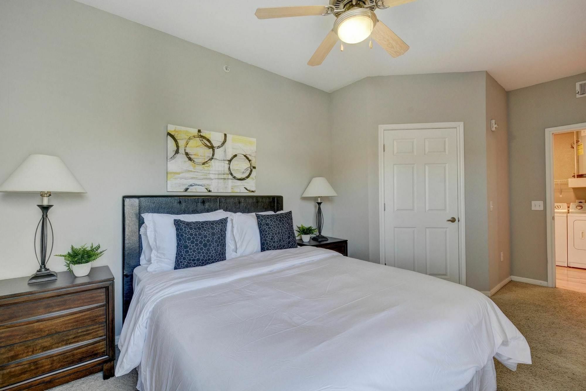 2502 Leon 4br Apartment