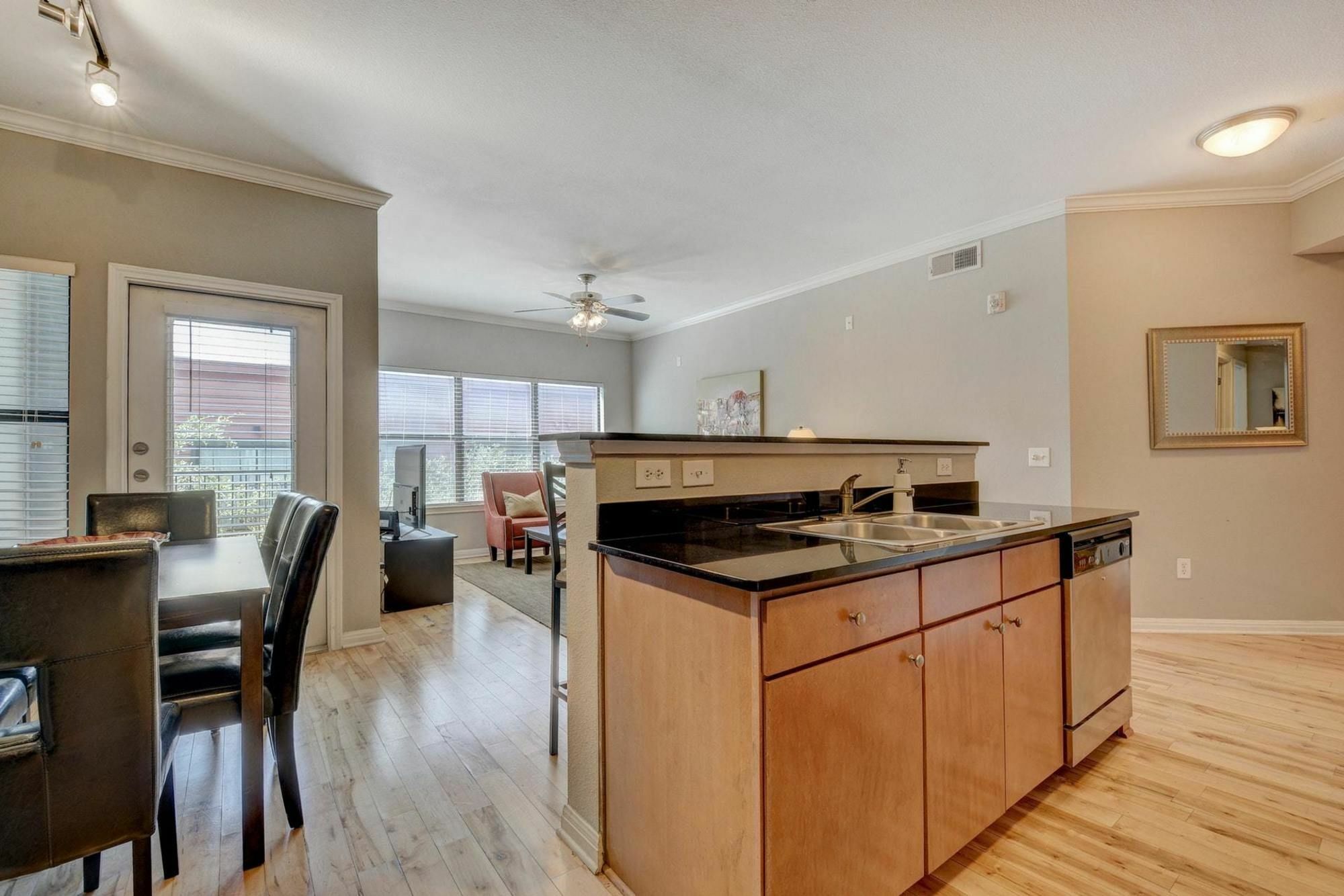 2502 Leon 4br