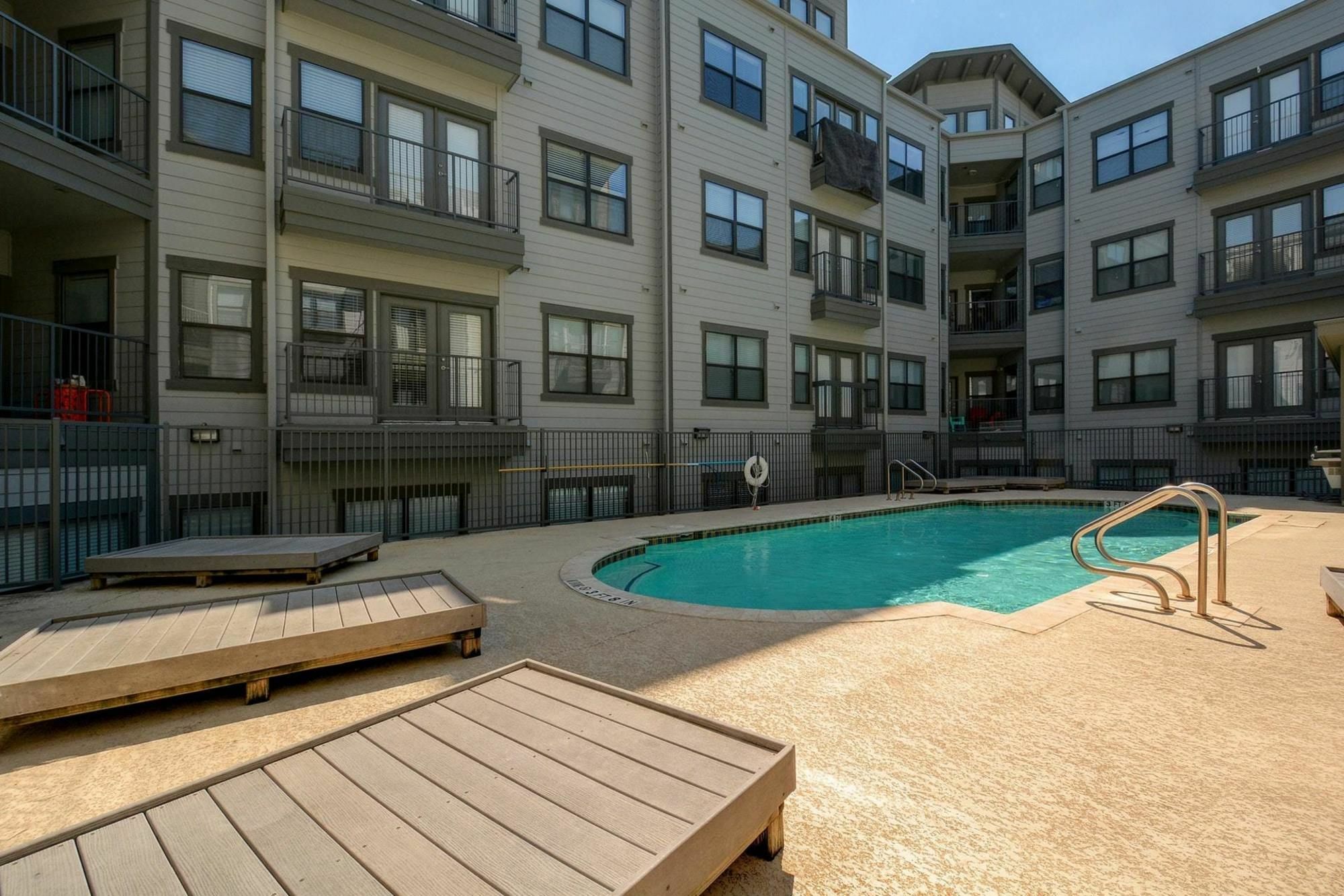 2502 Leon 4br *