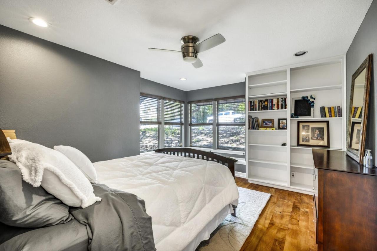 Lakefront On Travis Holiday home Austin
