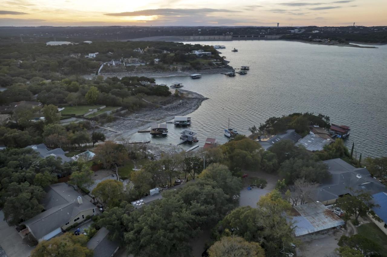 Lakefront On Travis *