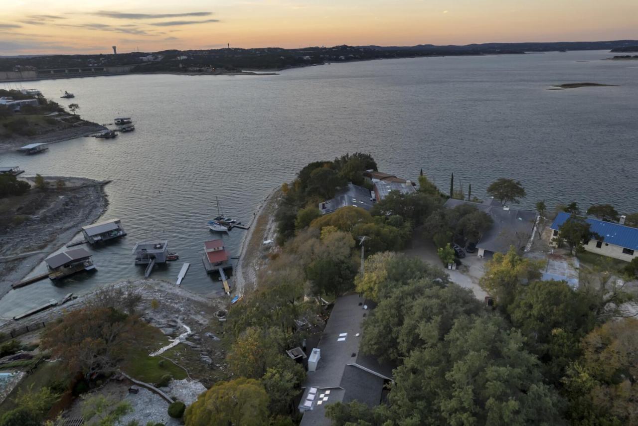 Lakefront On Travis Holiday home Austin
