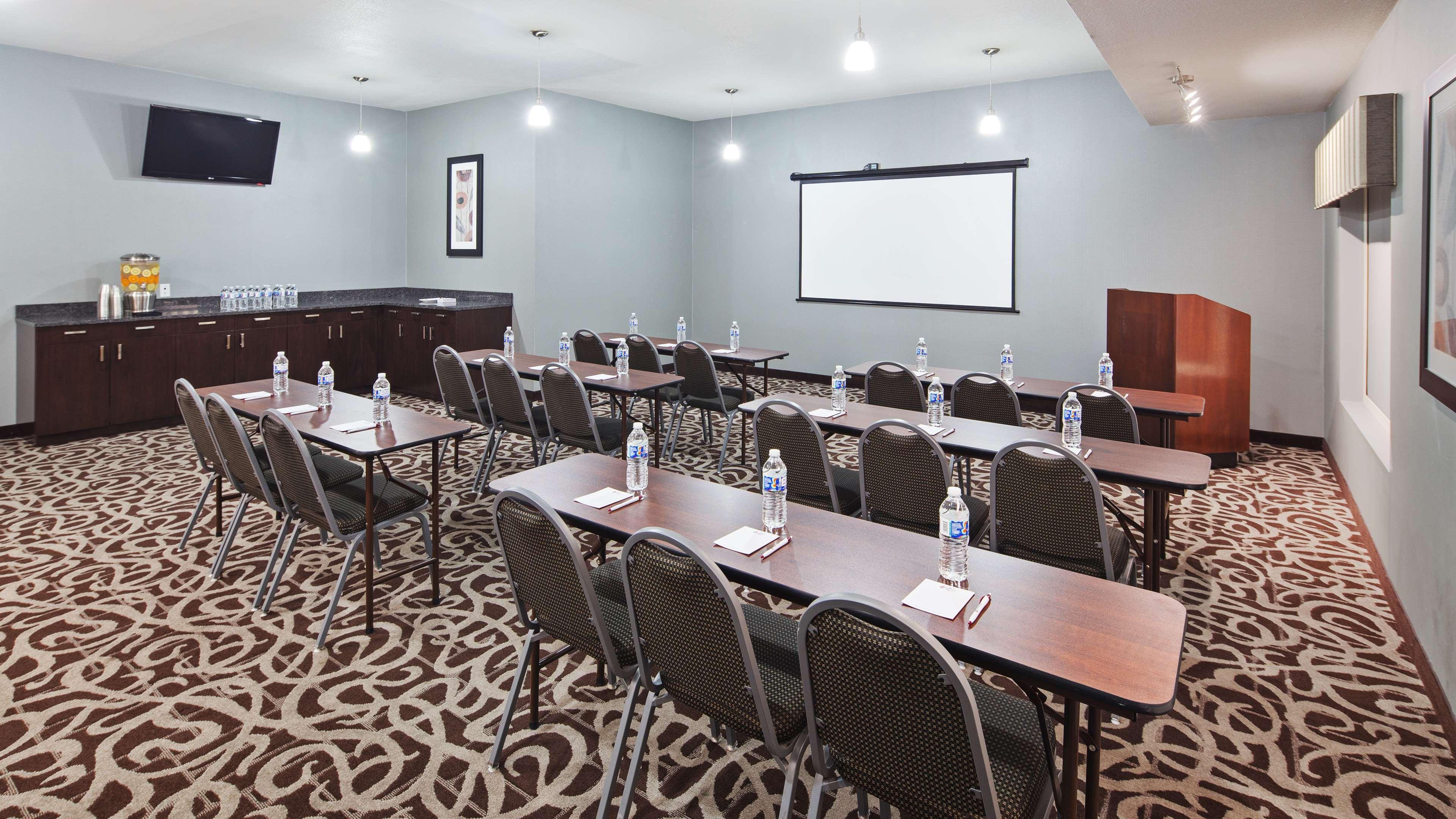 Hotel Western Airport & 3*