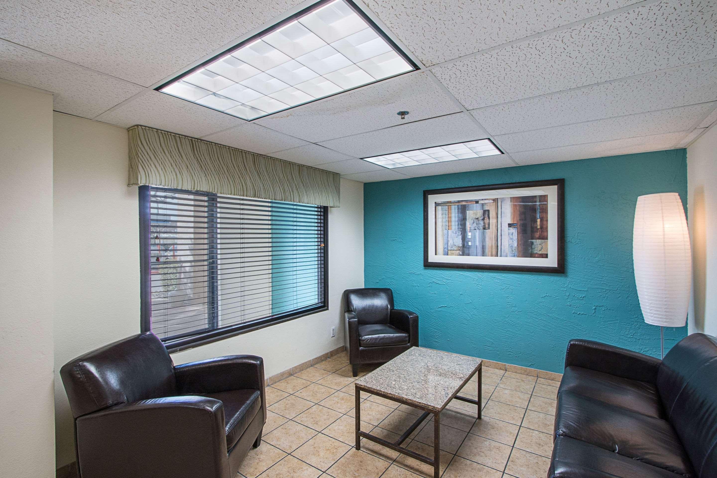 La Quinta By Wyndham Oltorf Hotel 3*