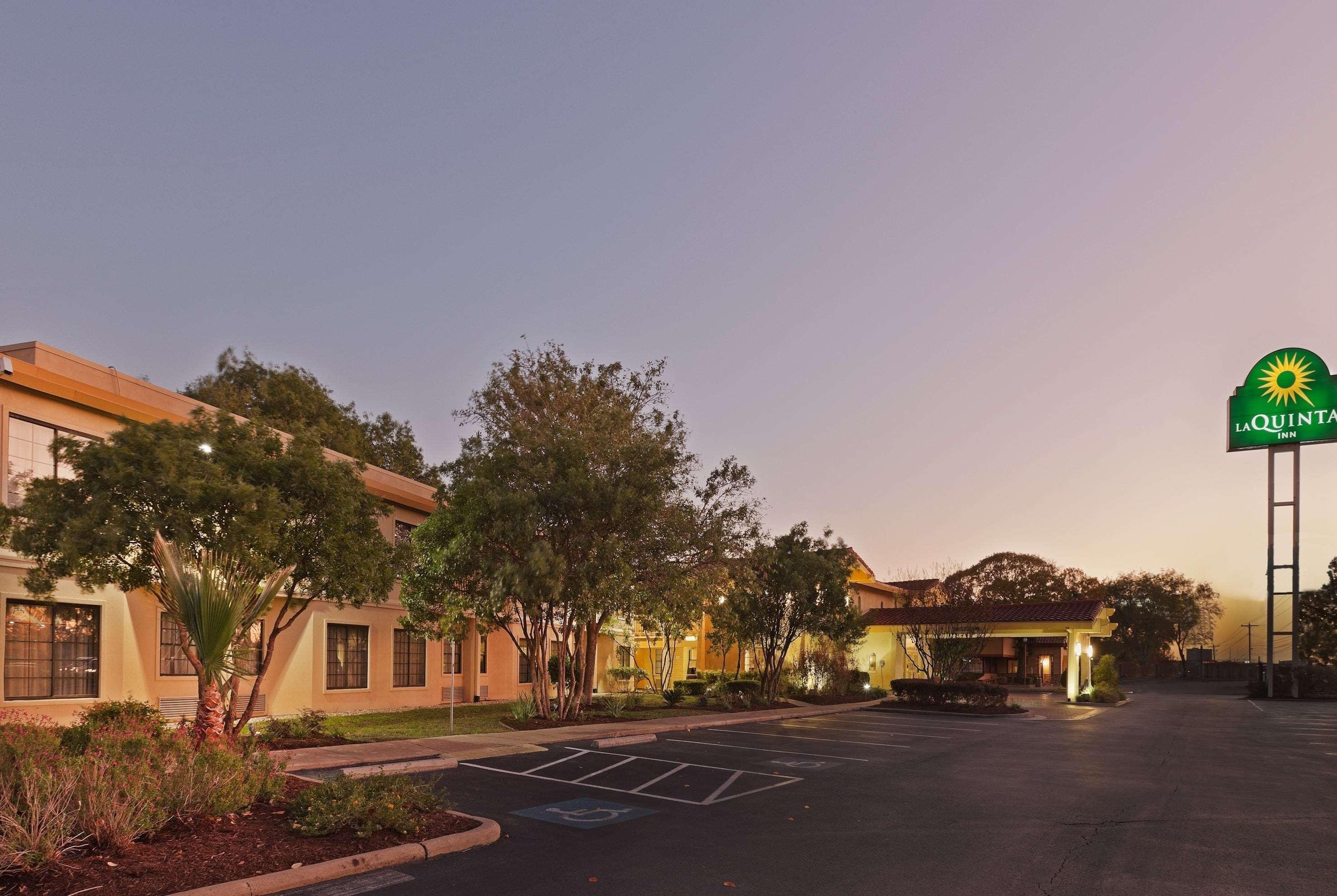 La Quinta By Wyndham Oltorf Hotel