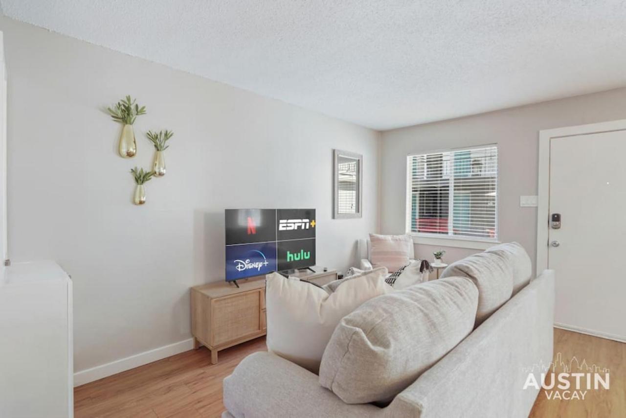 Cook And Gather Around In A Fully Equipped Apartment Austin