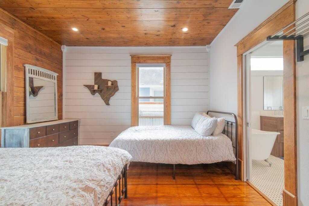 Villa Bachelor/bachelorette Weekend In The Heart Of Atx *