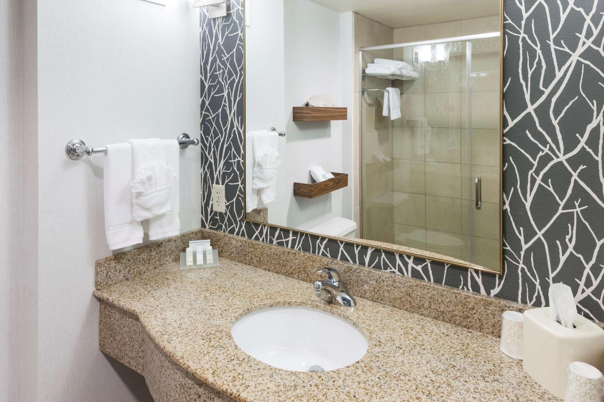 Hilton Garden North Hotel 3*