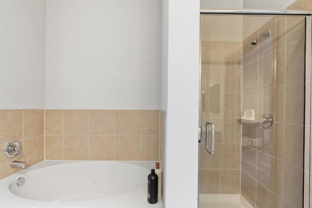 Apartment Modern 2br 2b Unit With Pool, Parking & Wifi Austin