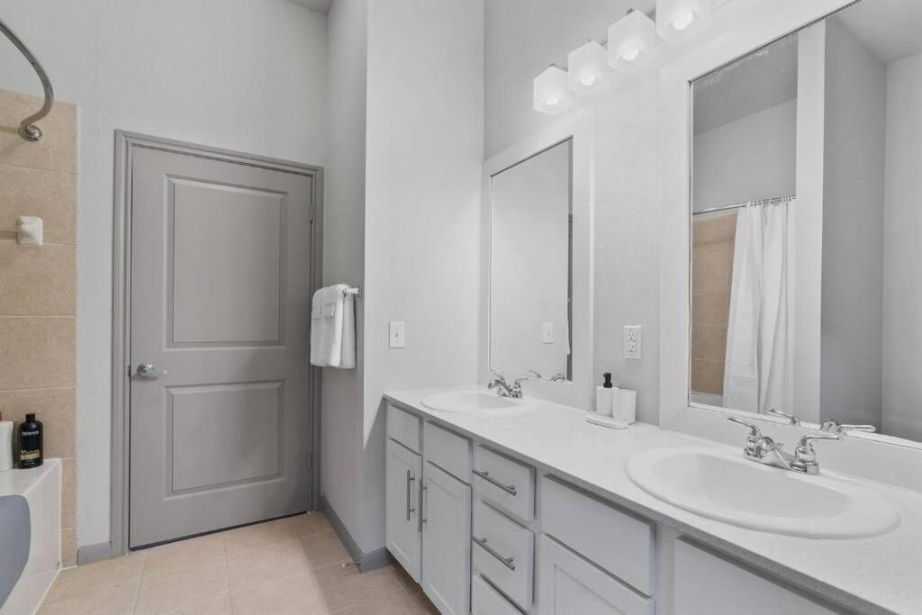 Modern 2br 2b Unit With Pool, Parking & Wifi