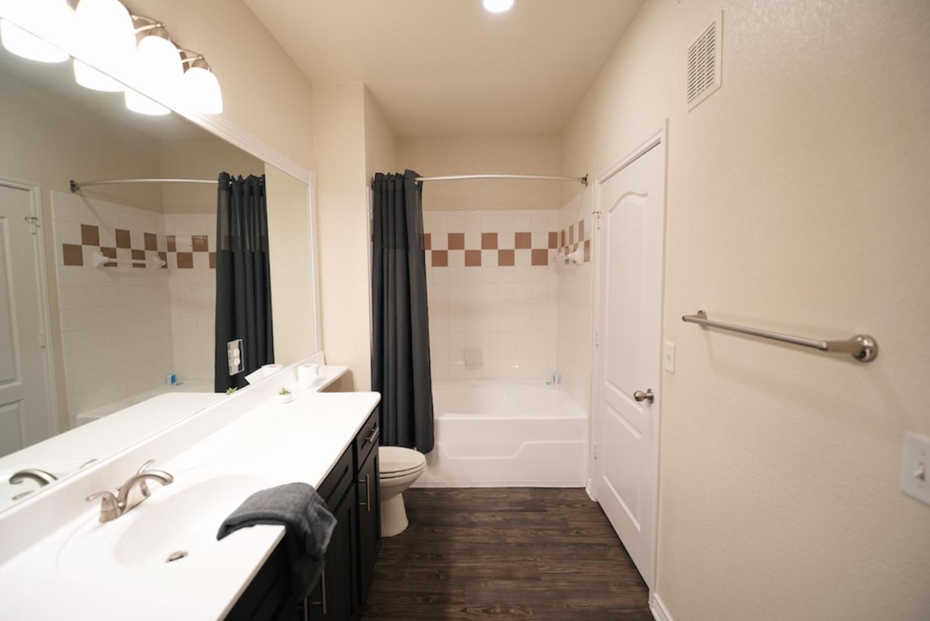 Apartment Charming 2 Bedroom, 2 Bath *