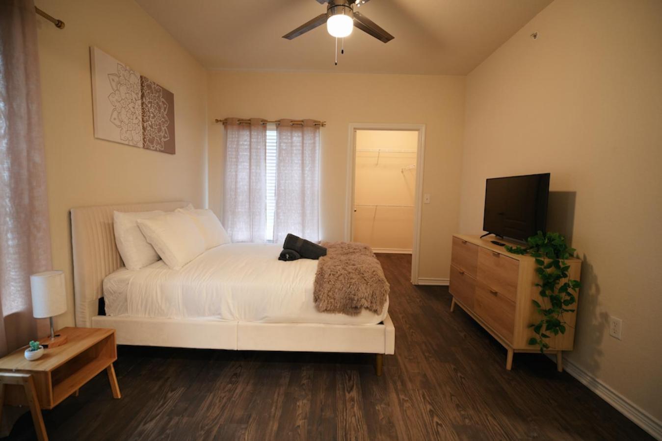 Charming 2 Bedroom, 2 Bath Apartment