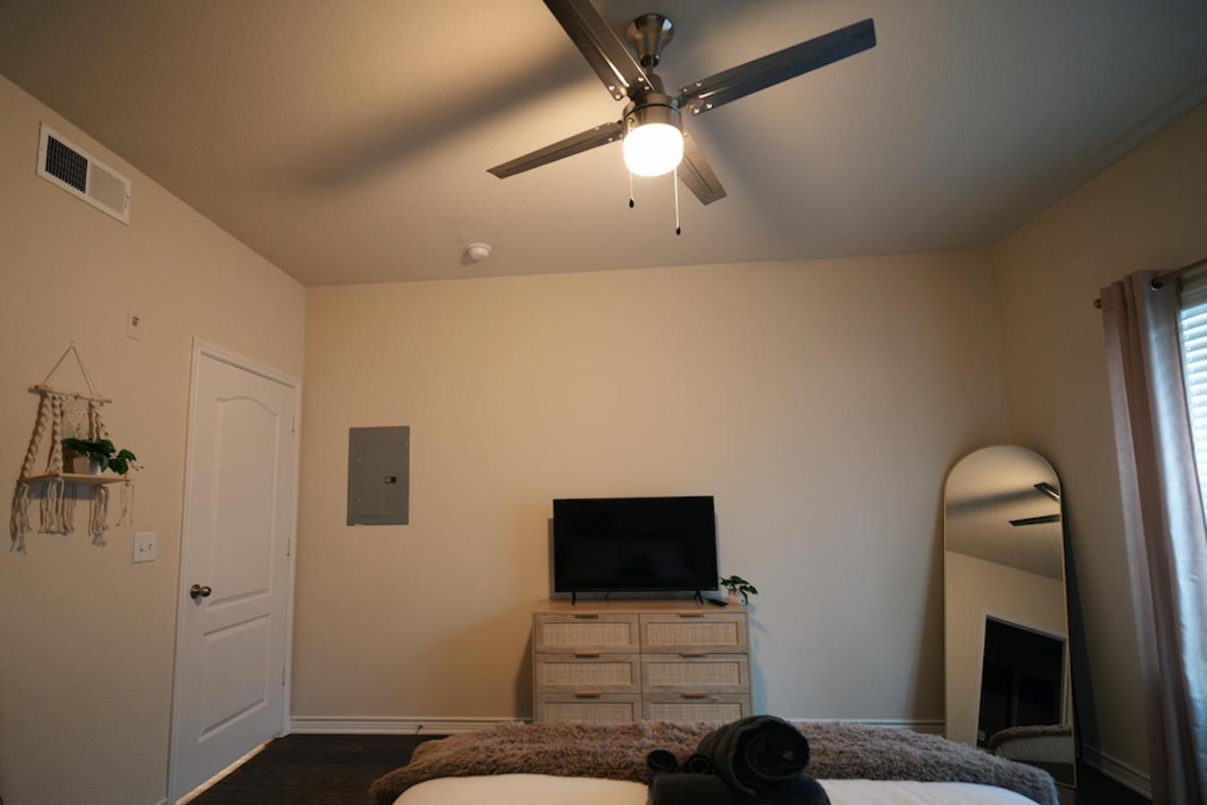Apartment Charming 2 Bedroom, 2 Bath