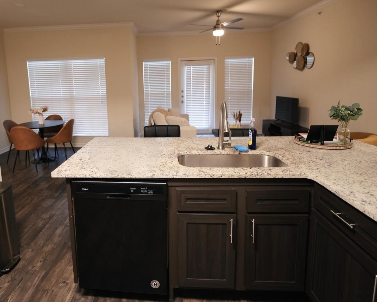 Charming 2 Bedroom, 2 Bath * Austin