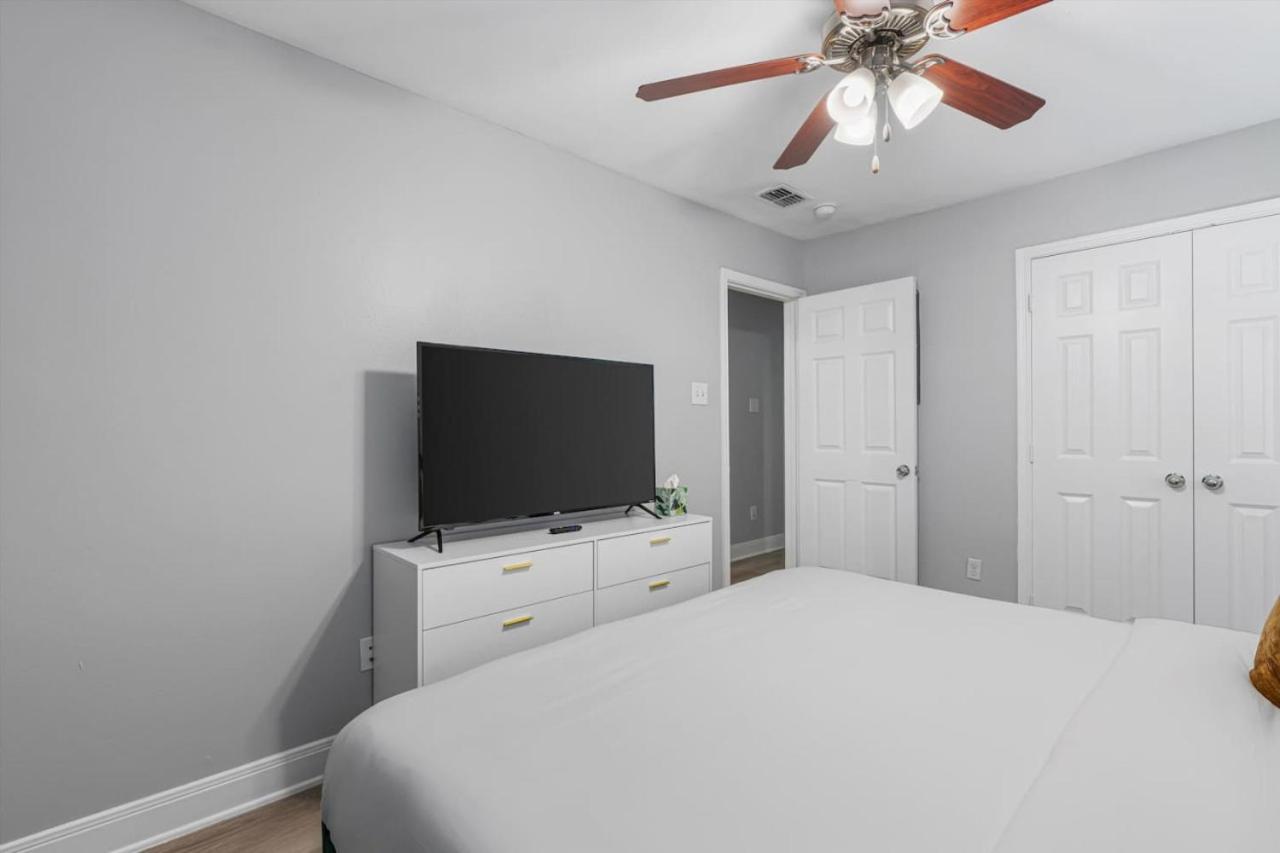 Apartment Mins 2 Dwntown - Private Retreat - King Bed Austin