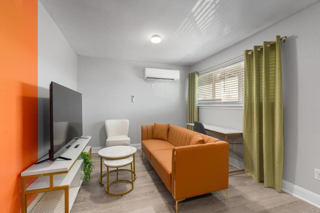 Mins 2 Dwntown - Private Retreat - King Bed Apartment *