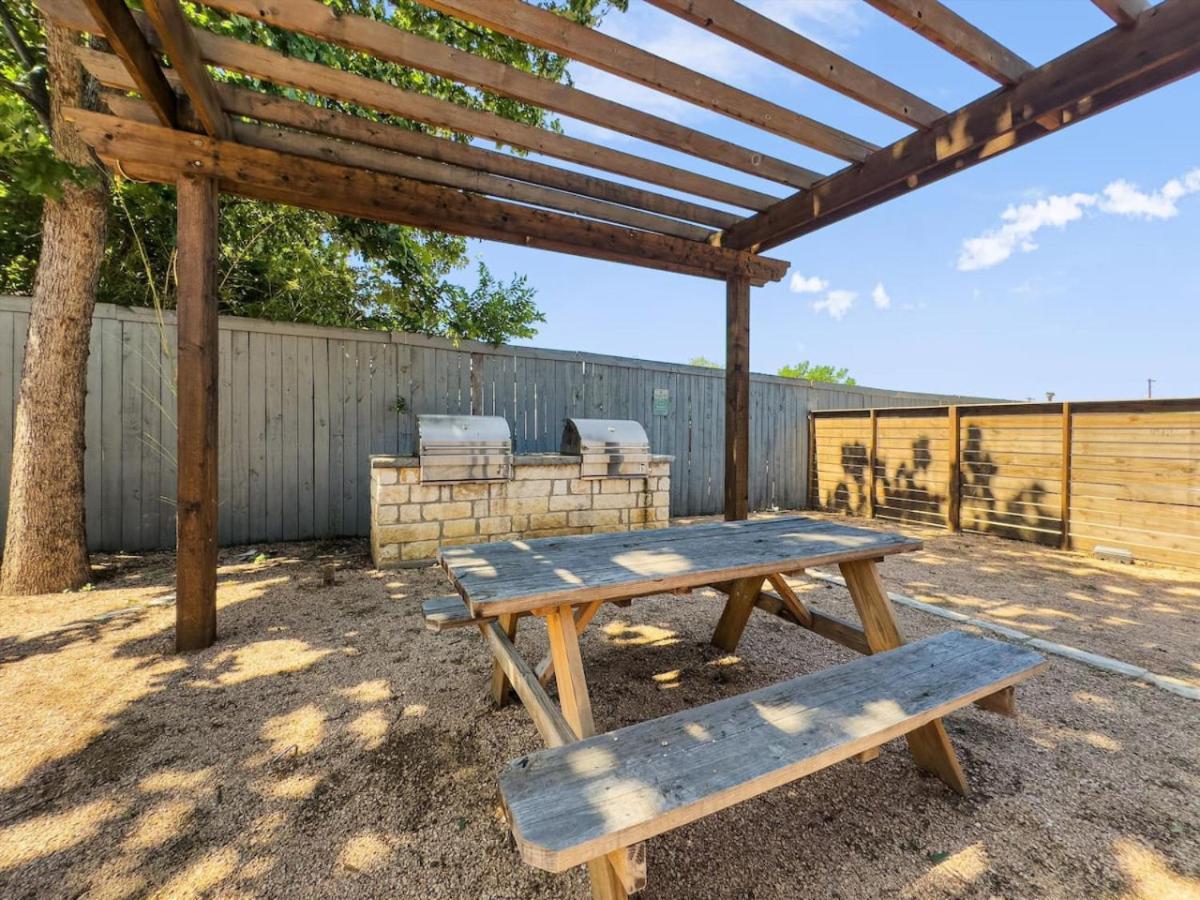 Mins 2 Dwntown - Private Retreat - King Bed Apartment Austin