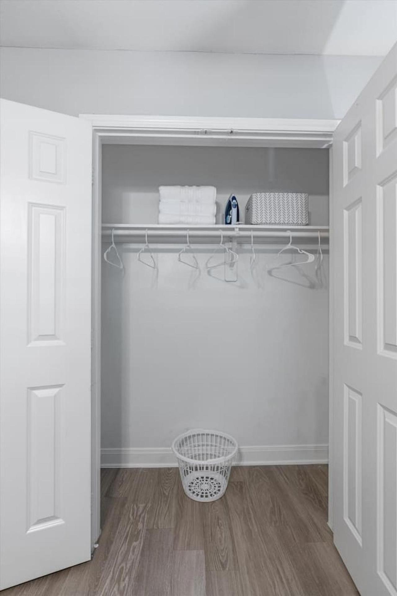 Mins 2 Dwntown - Private Retreat - King Bed Apartment *