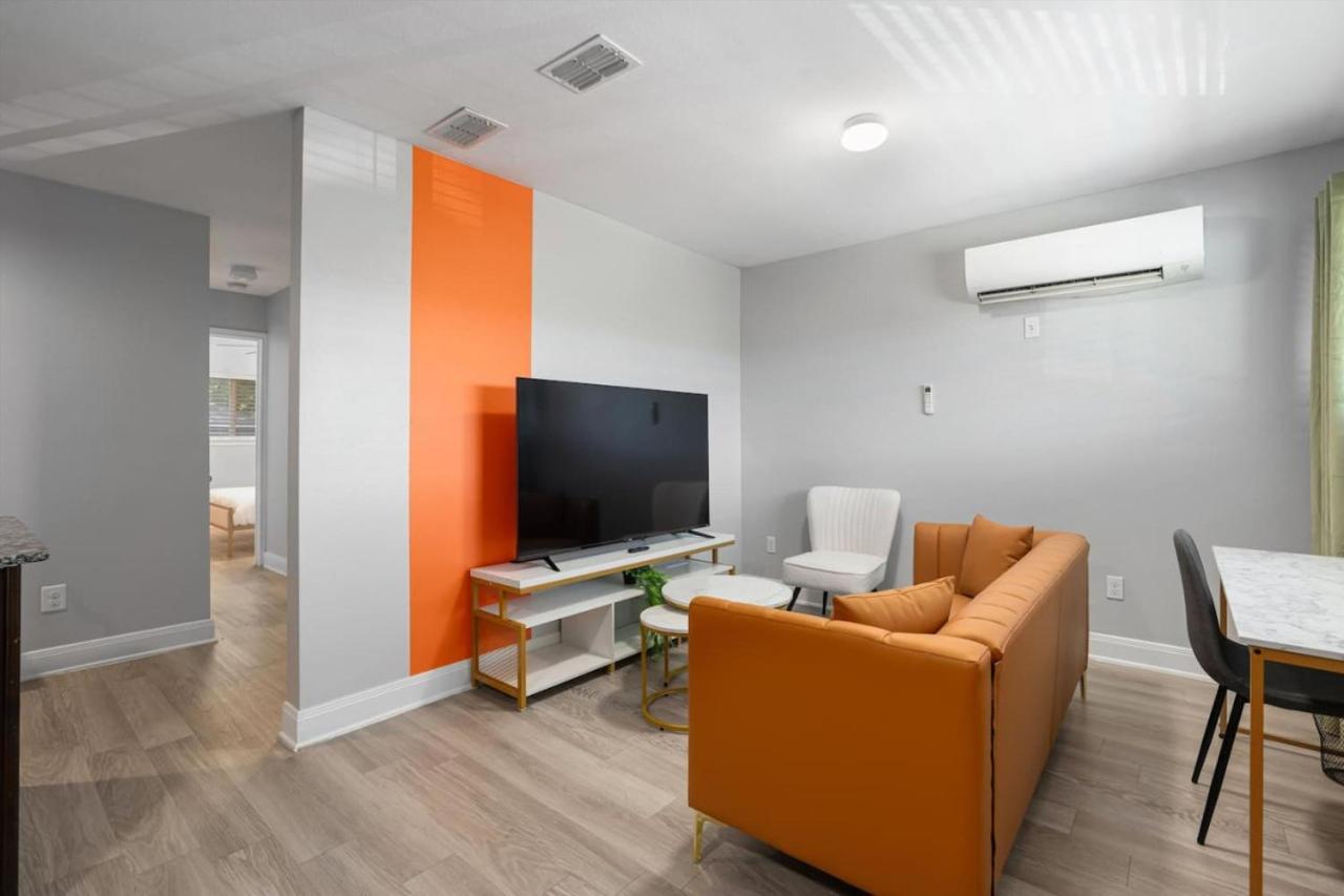 Mins 2 Dwntown - Private Retreat - King Bed Apartment Austin
