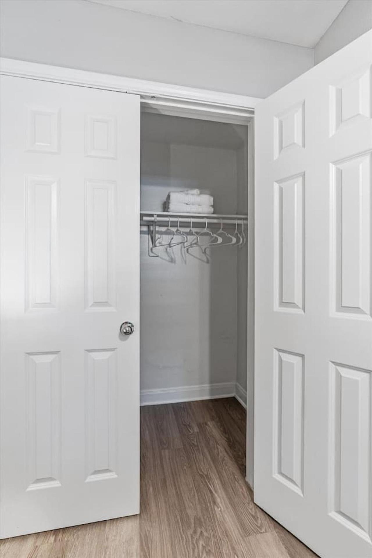 Apartment Mins 2 Dwntown - Private Retreat - King Bed Austin
