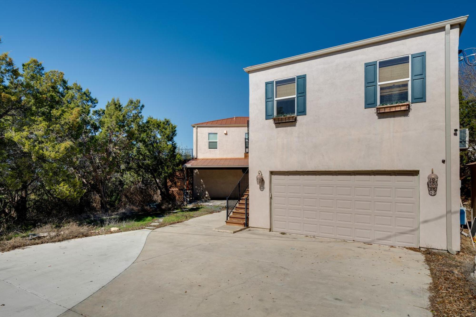 Stylish Near Travis With Entertainment Holiday home