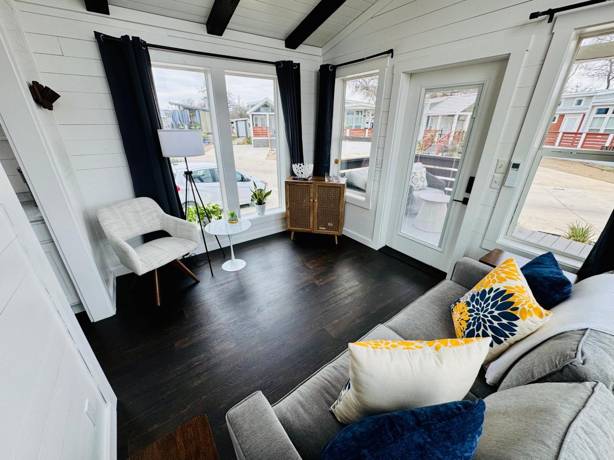 Apartment The Tiny Treasure With Pool And Hot Tub *