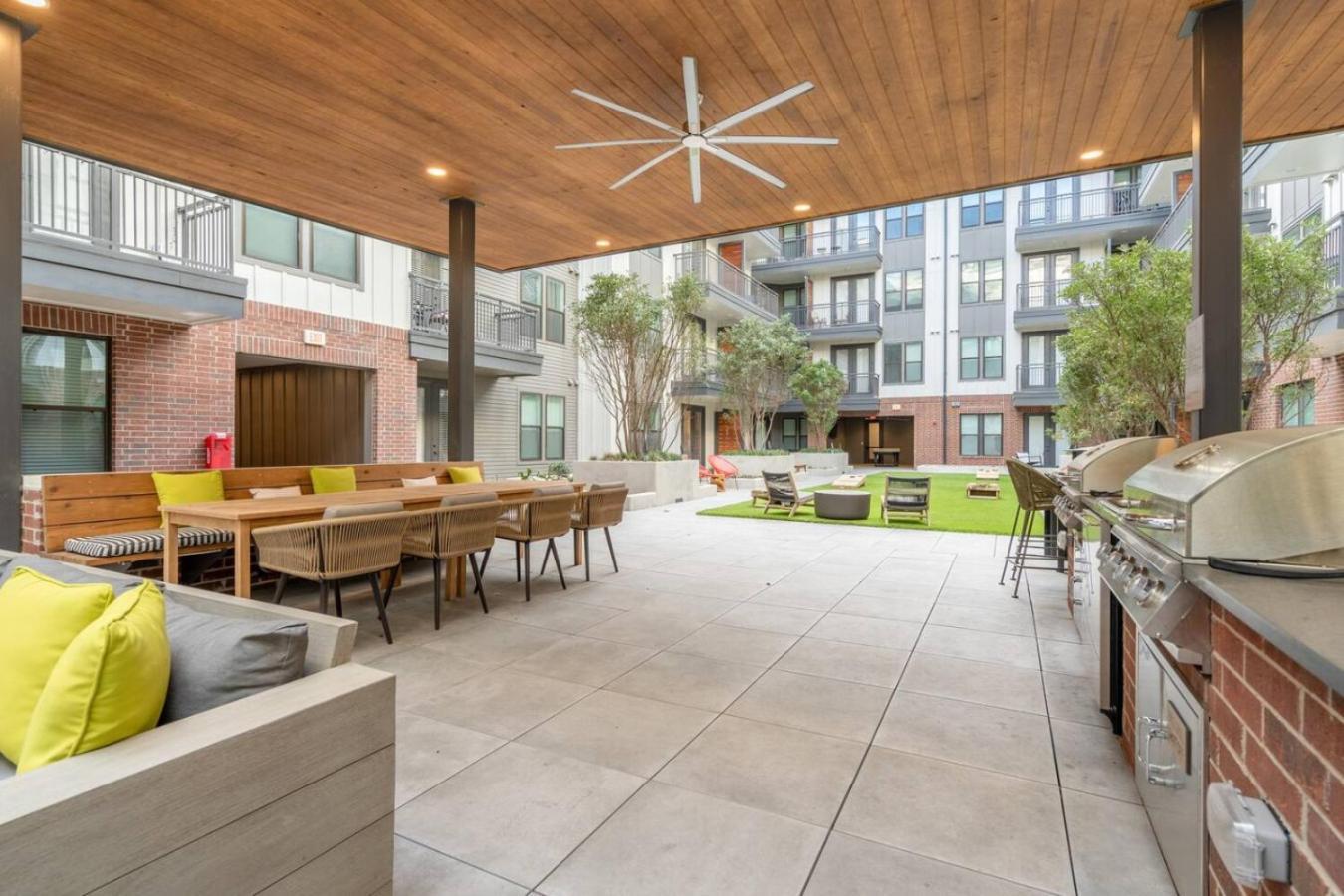 Designer Space Near Ut King Bed Apartment