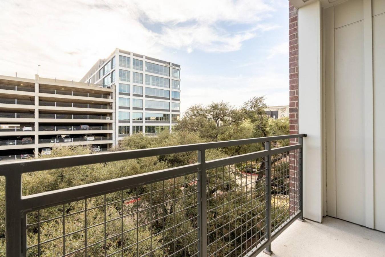 Designer Space Near Ut King Bed Austin
