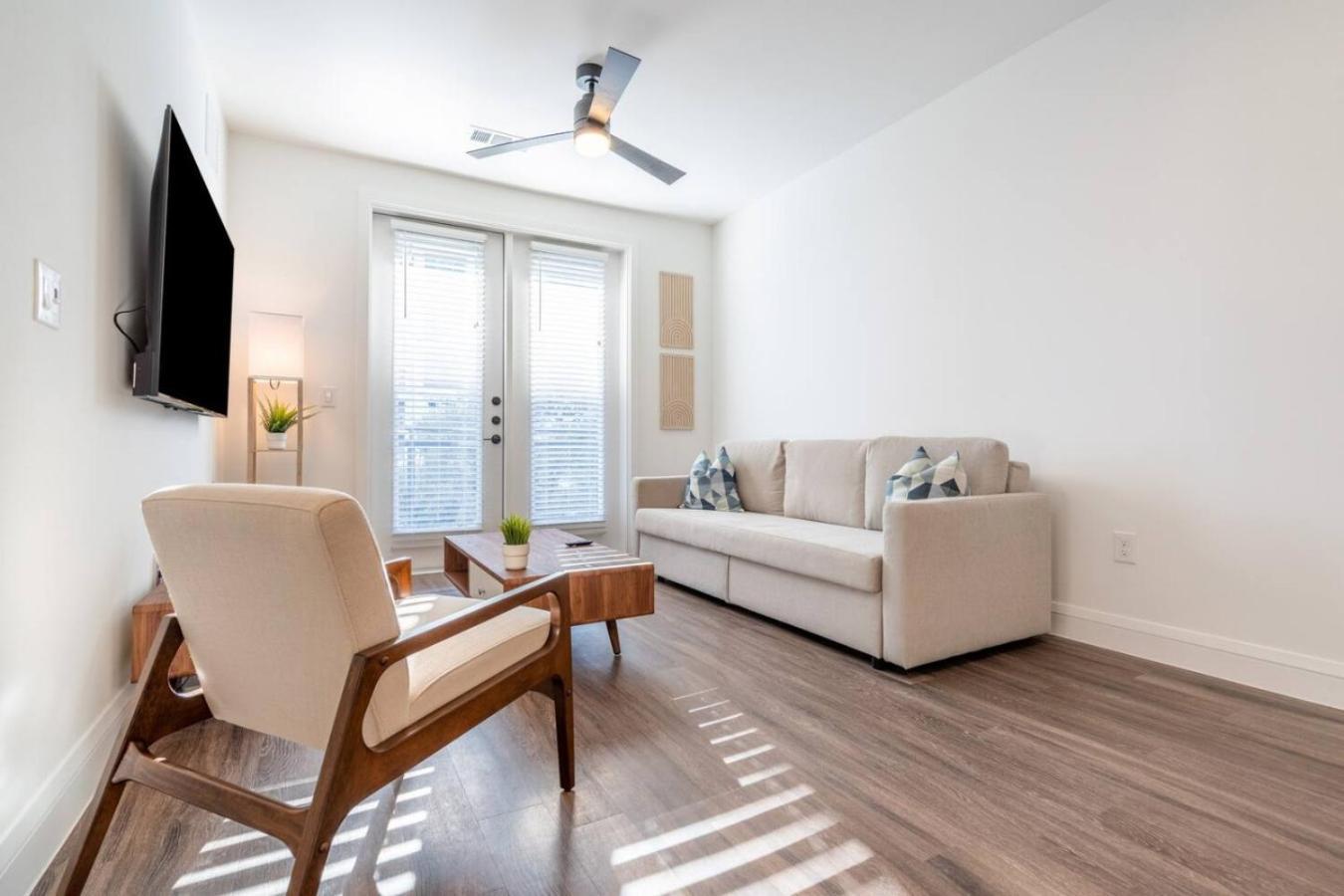 Designer Space Near Ut King Bed Apartment