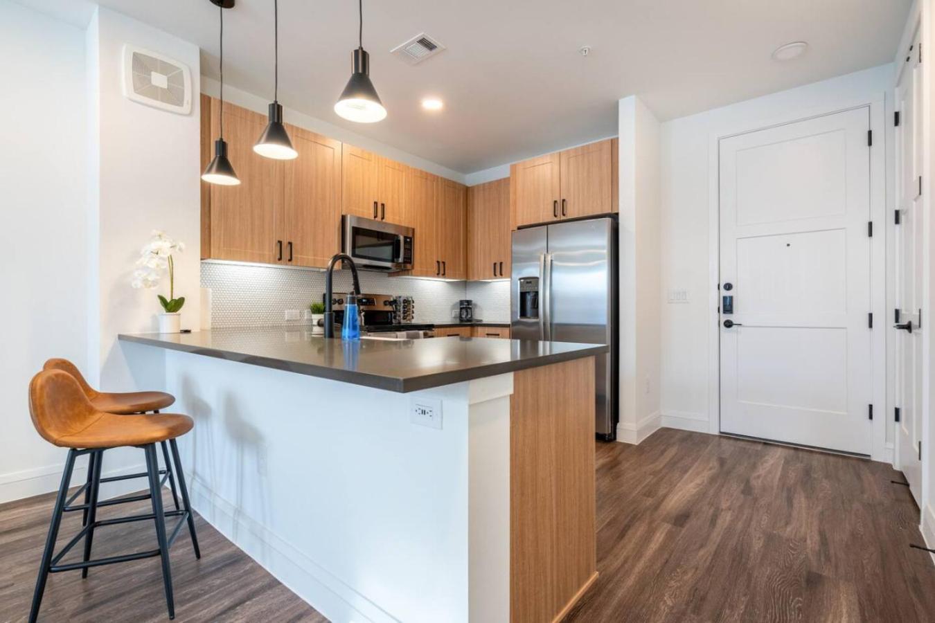 Designer Space Near Ut King Bed Apartment *