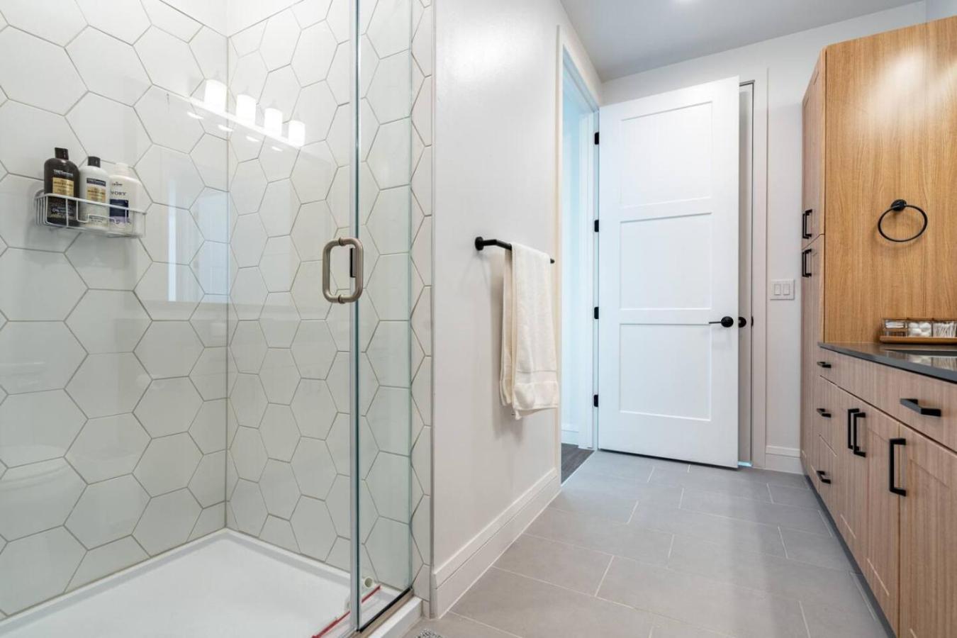 Designer Space Near Ut King Bed Apartment Austin